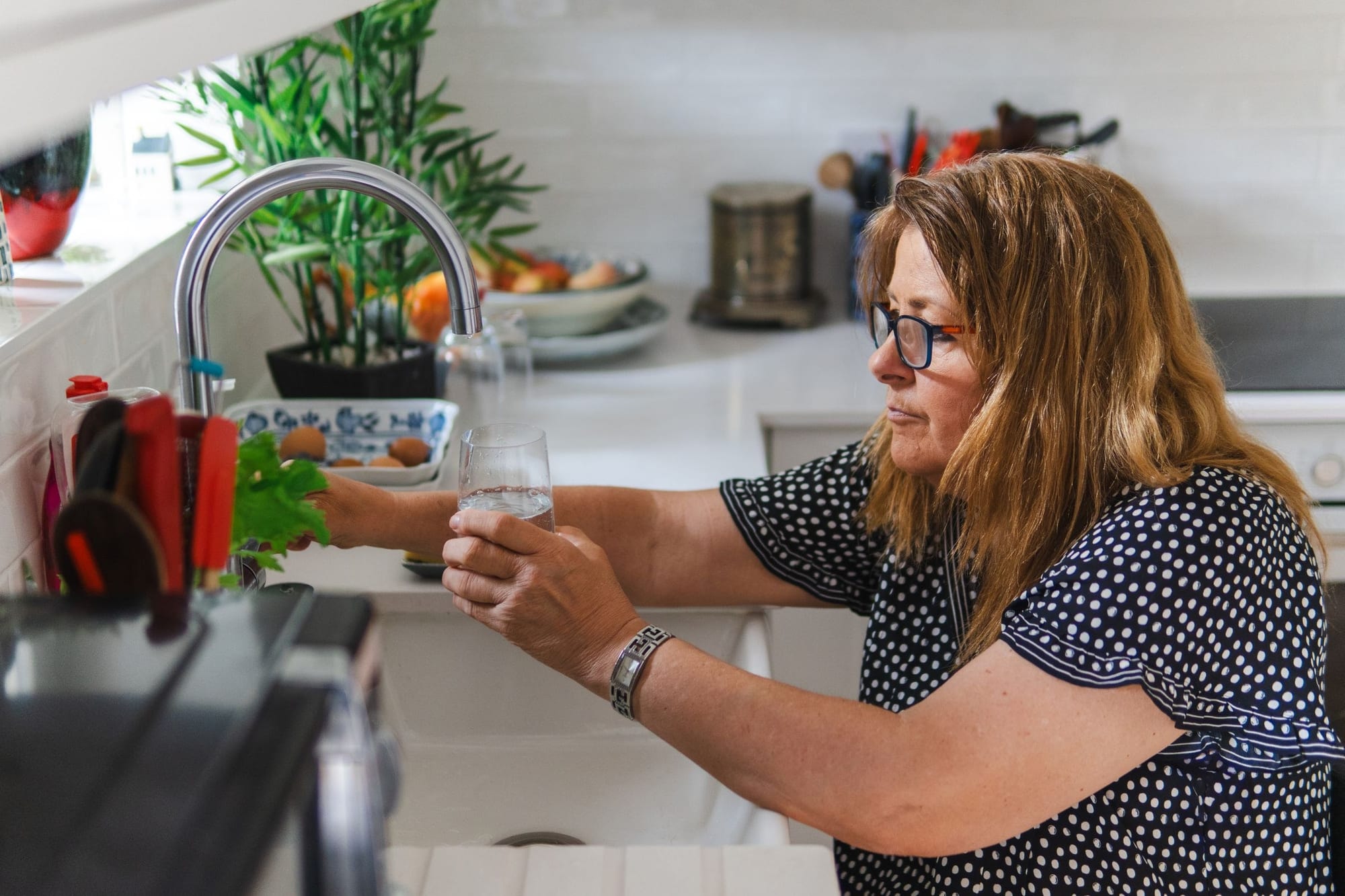 Kvinna som dricker ett glas vatten