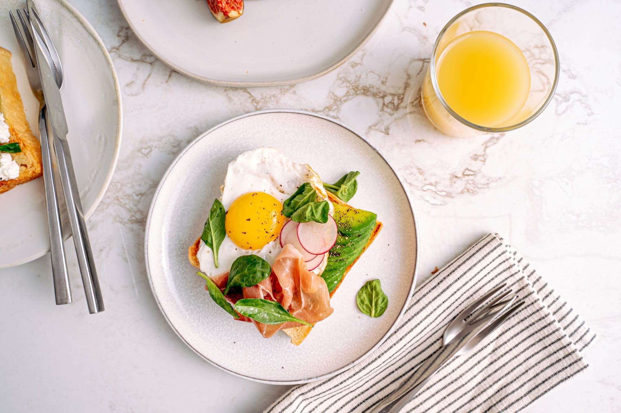 Hälsosam frukost med avokado och ägg