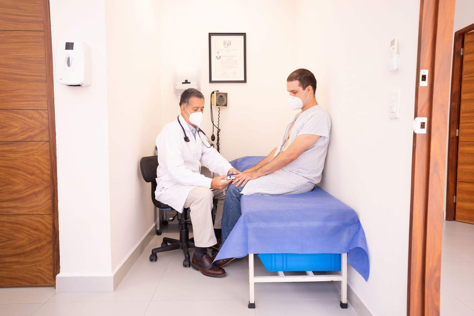 Läkare i samtal med patient