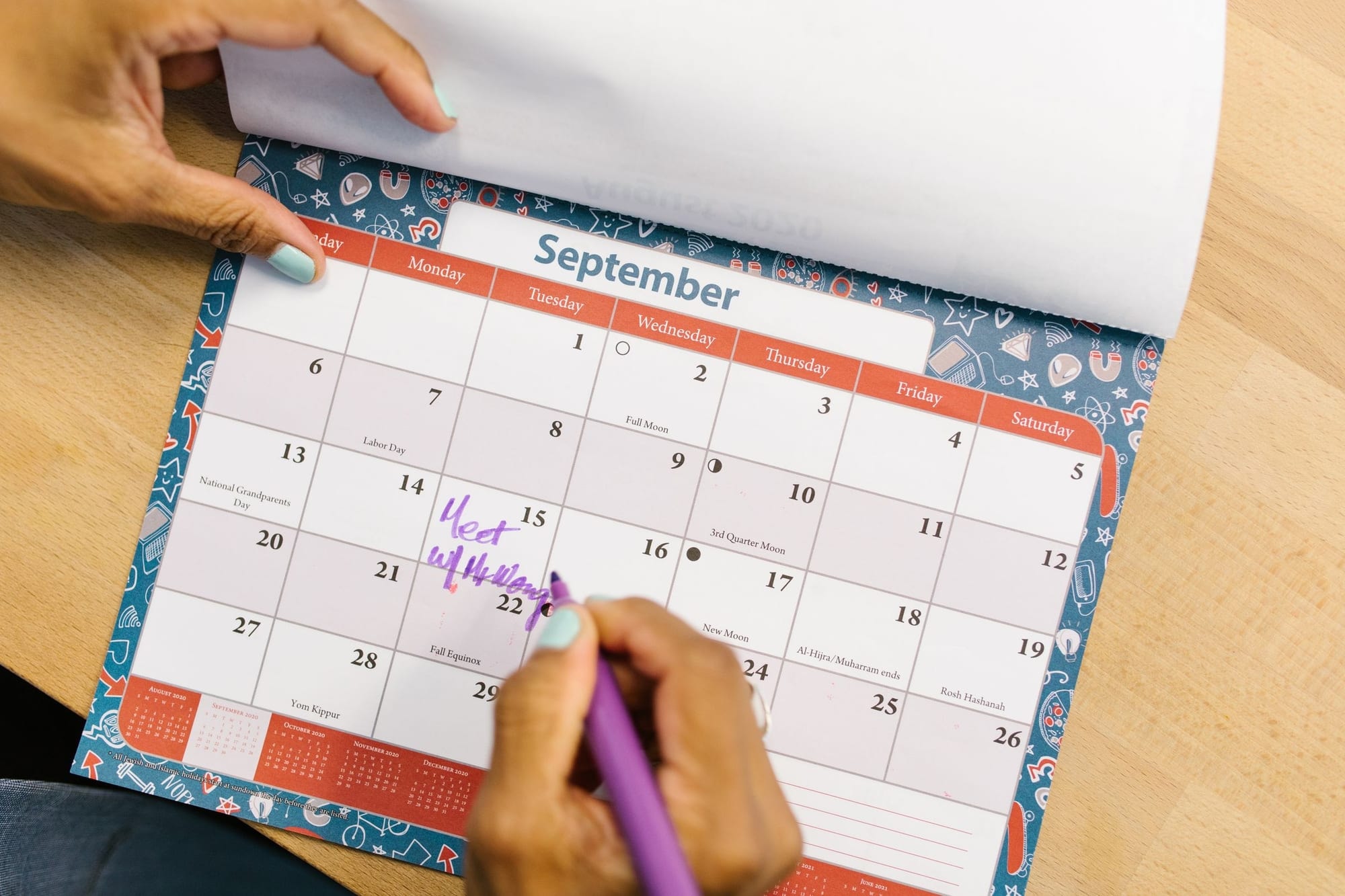 Kvinna som planerar i en kalender