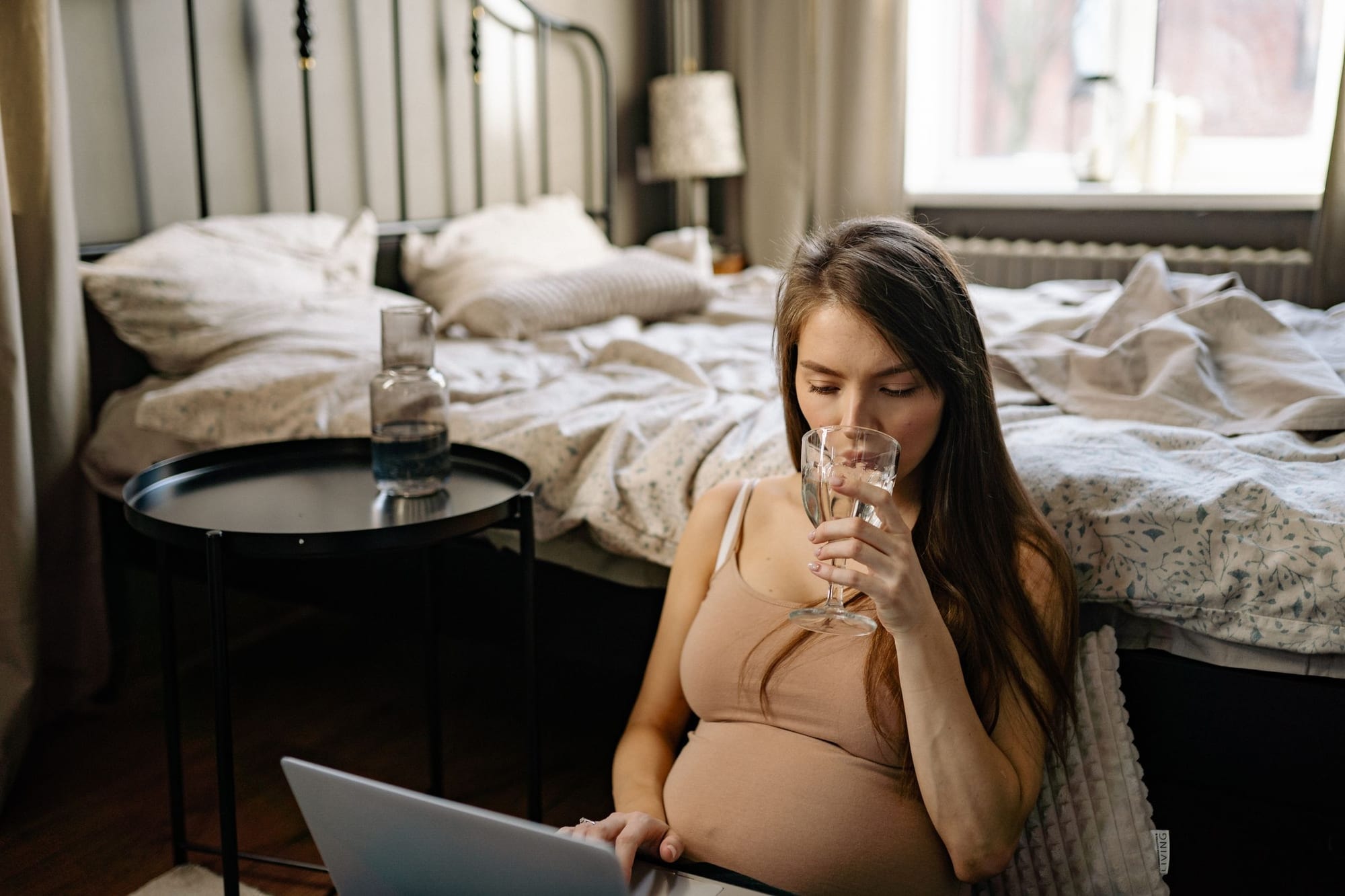 Gravid kvinna som dricker vatten