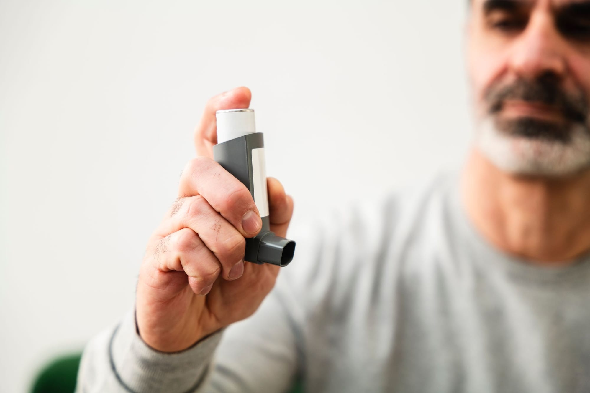 Hand som håller en inhalator