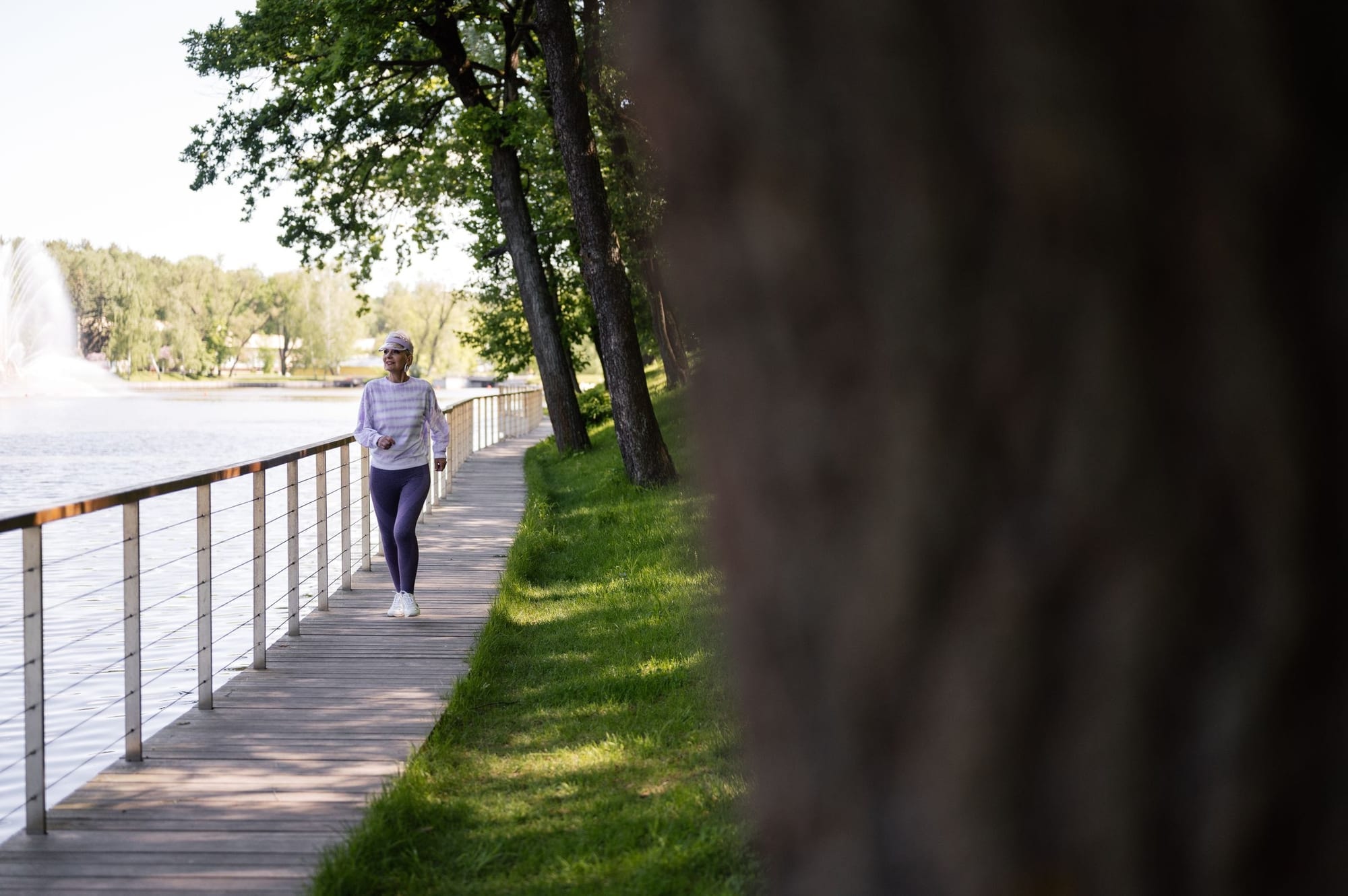 Person som promenerar i en park