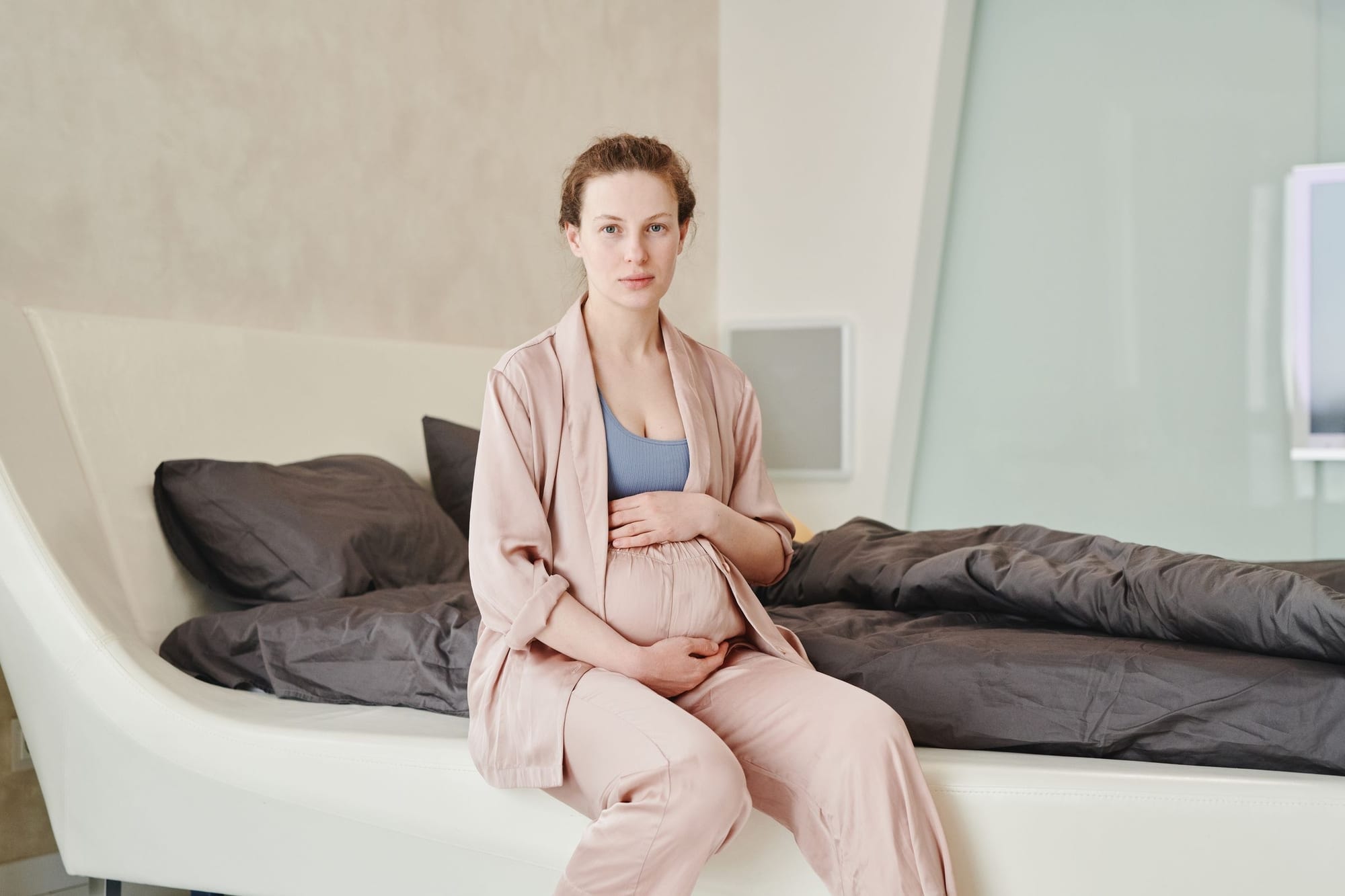 Gravid kvinna som håller om sin mage