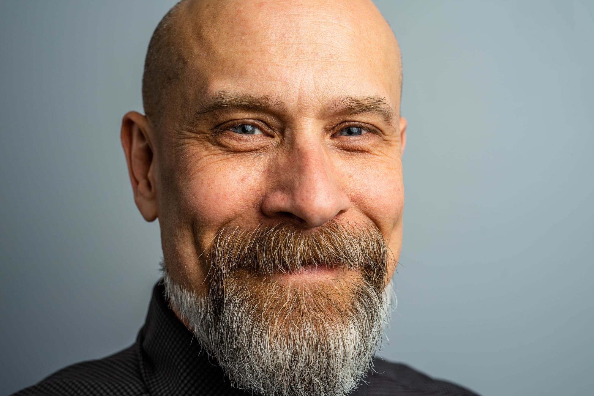 Leende man med rakat huvud