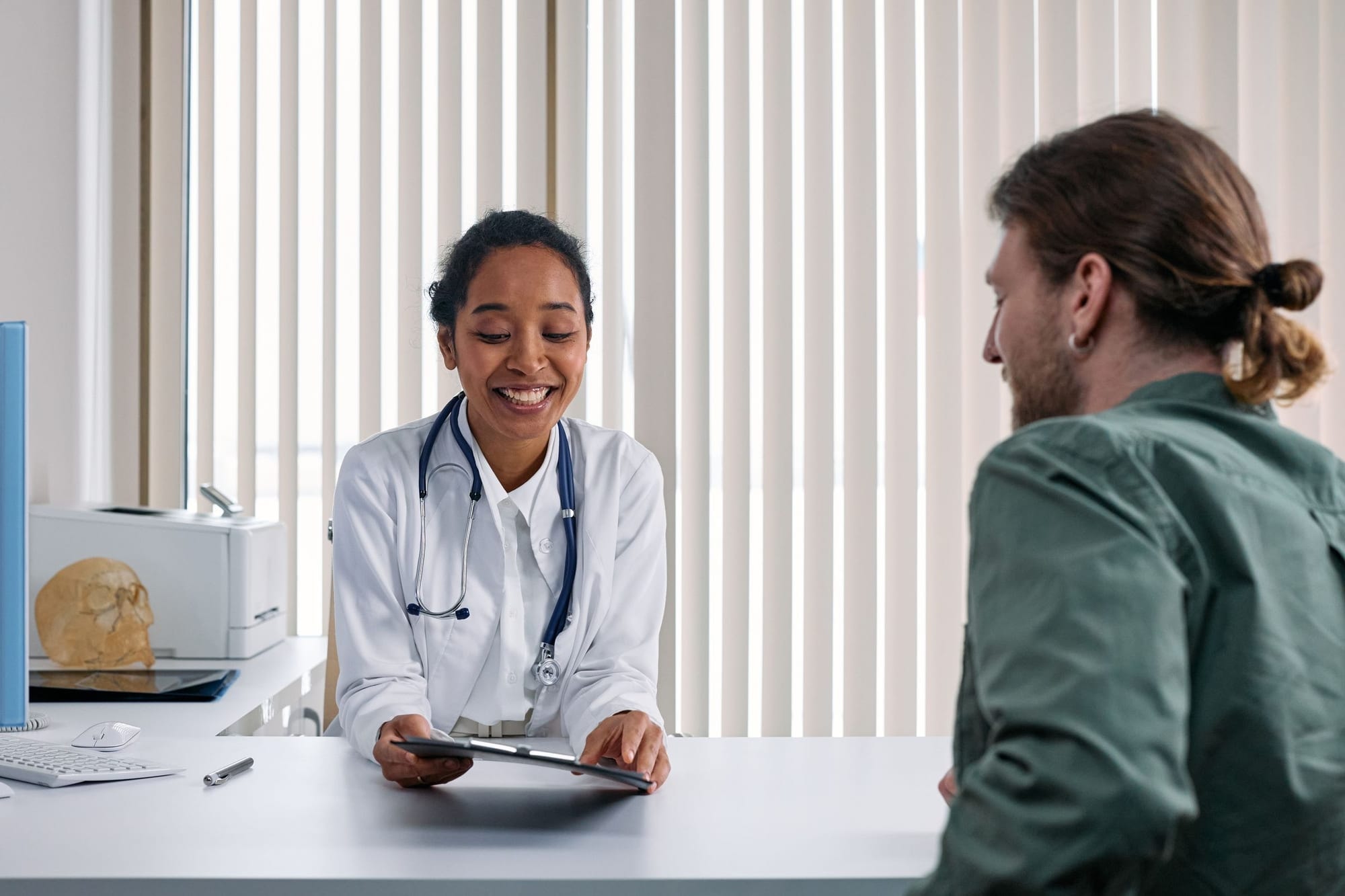 Läkare i samtal med patient
