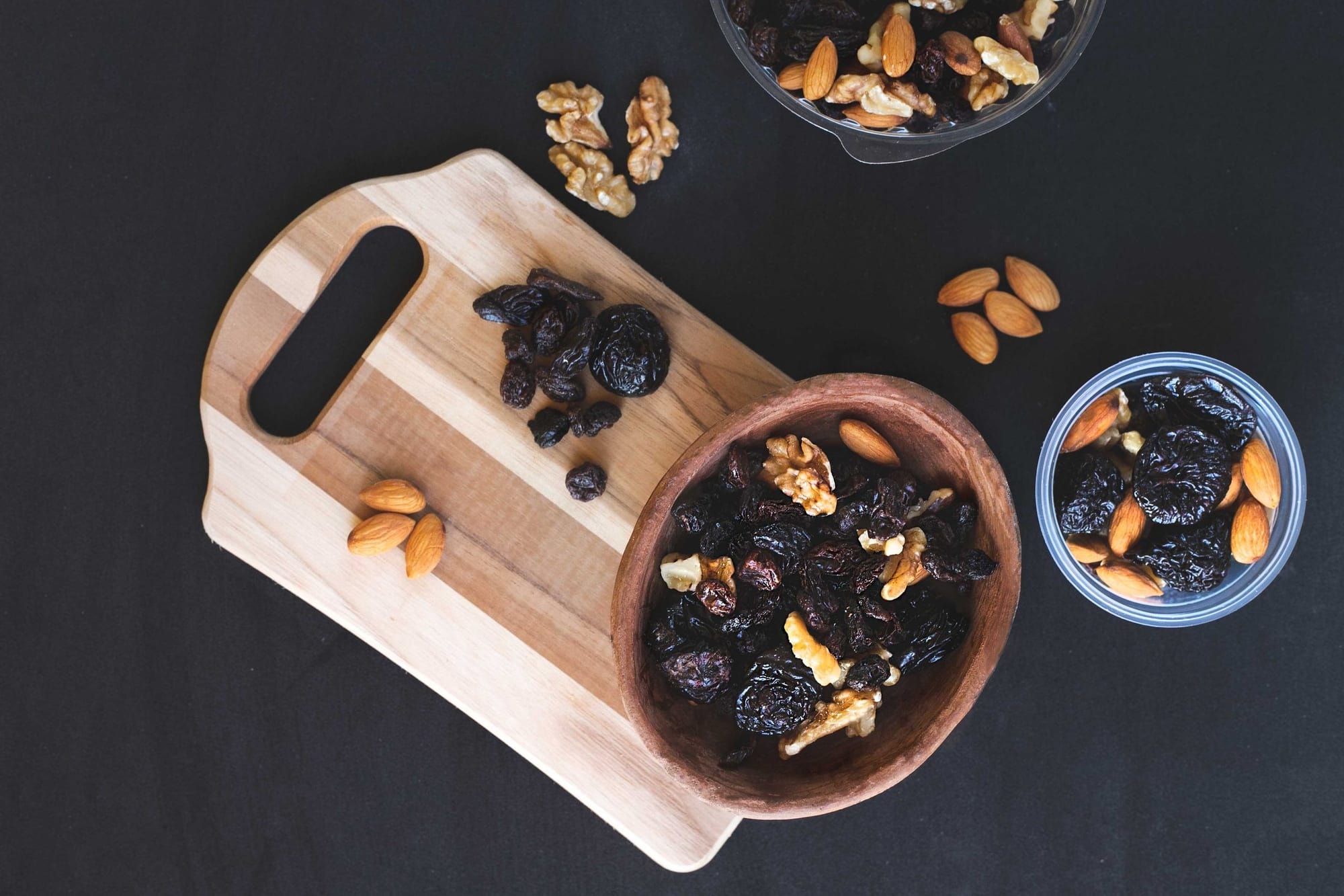 Skål med fiberrik torkad frukt