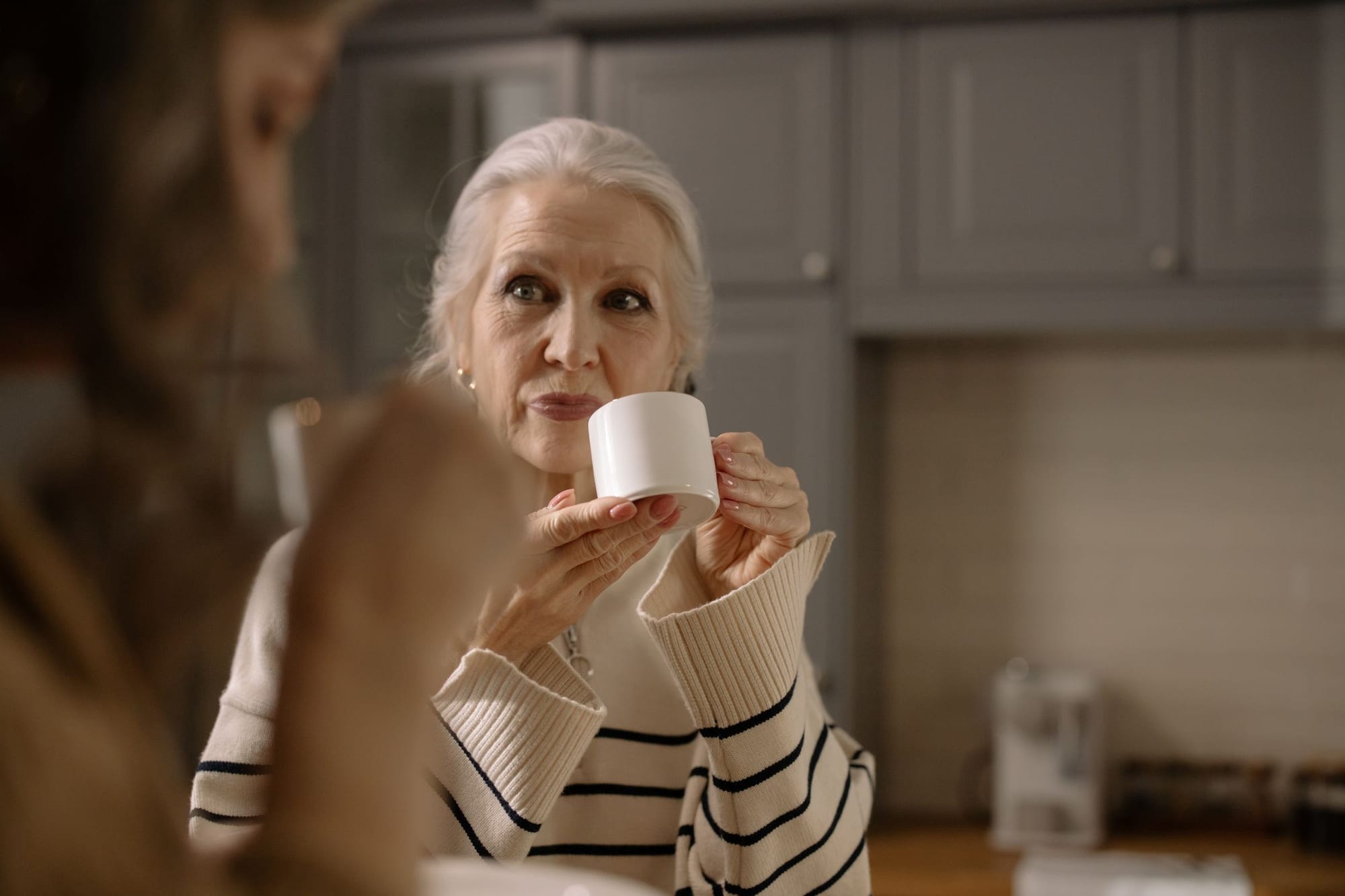 Mogen kvinna som dricker vatten