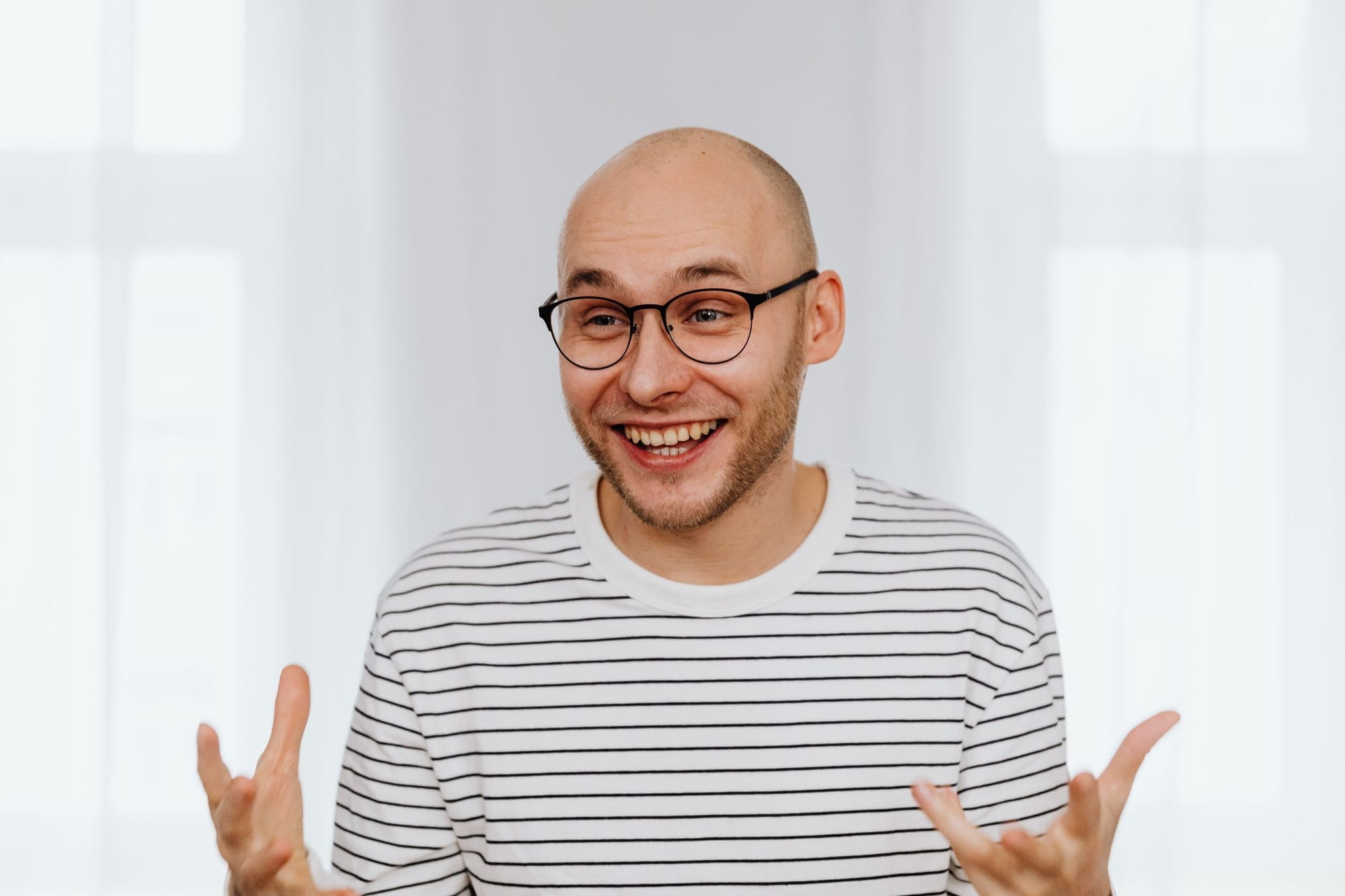 Man med rakat huvud