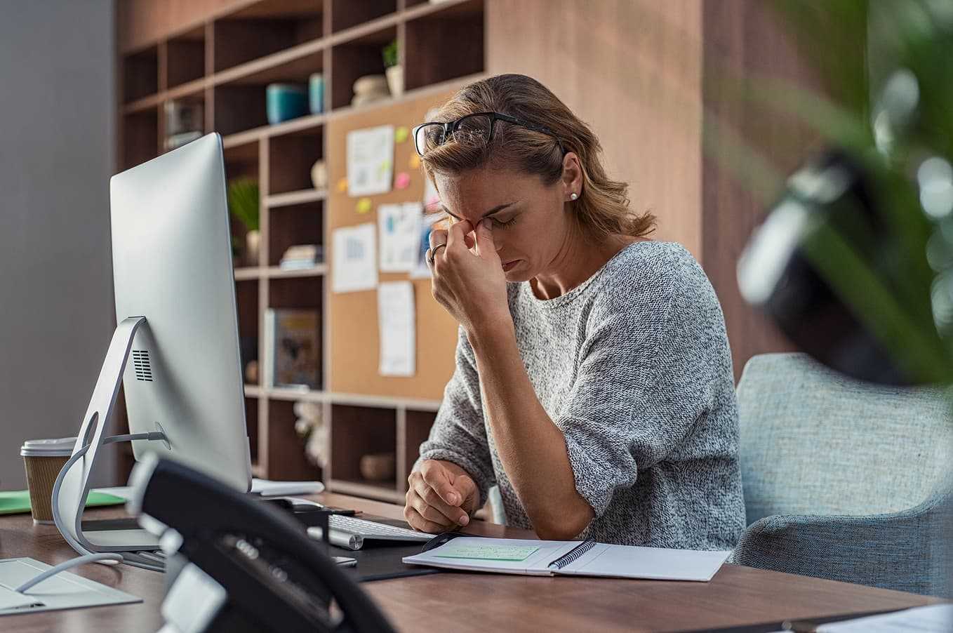 Kvinna med urinvägsinfektion upplever obehag vid datorn – symtom som trötthet och sveda vid urinering. Få läkarbedömning och behandling online hos Doktera.se.