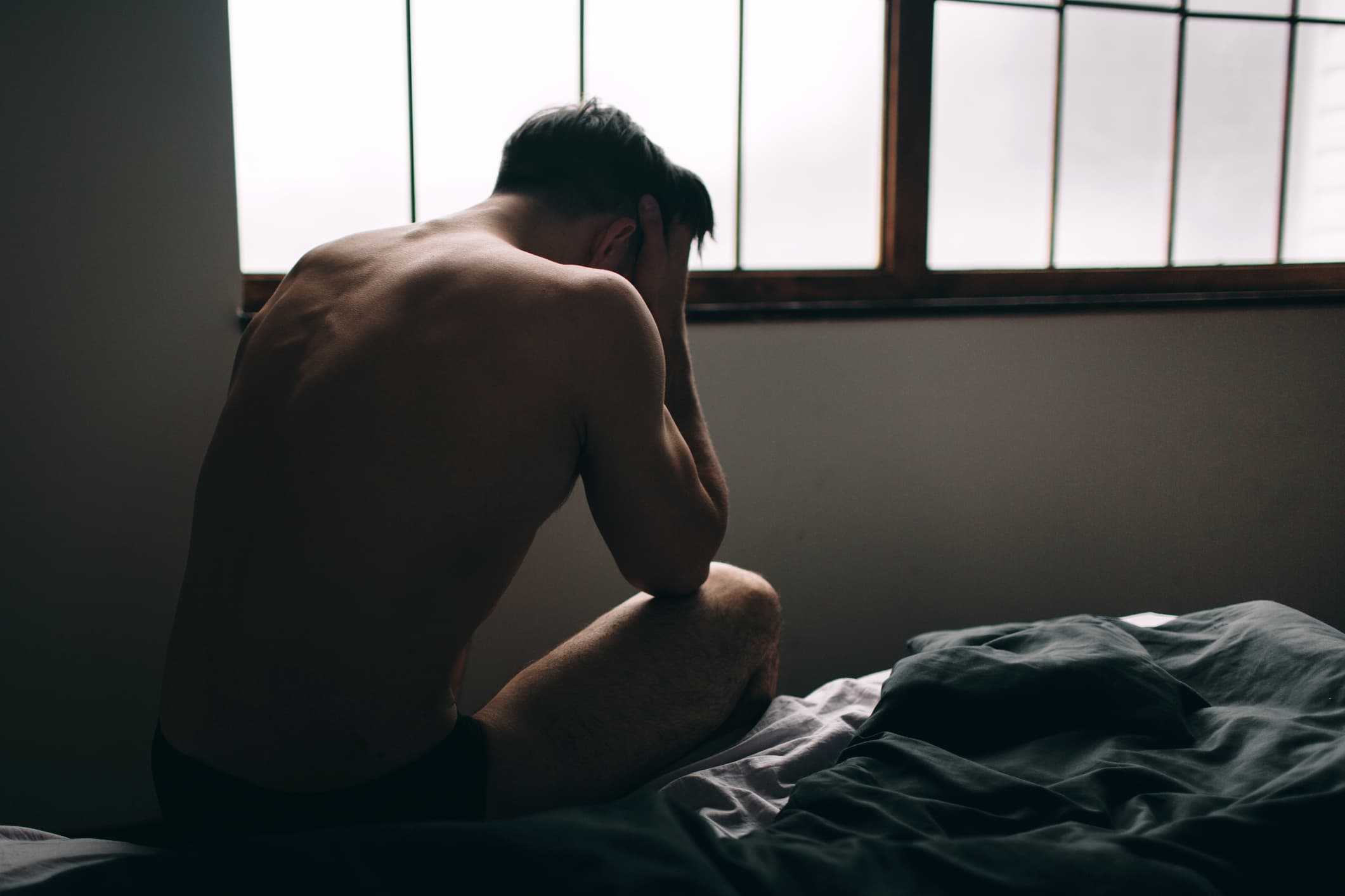 Man med erektionsproblem i sovrum – få behandling med läkarbedömning online inom 10 minuter hos Doktera för endast 100 kr, utan videosamtal