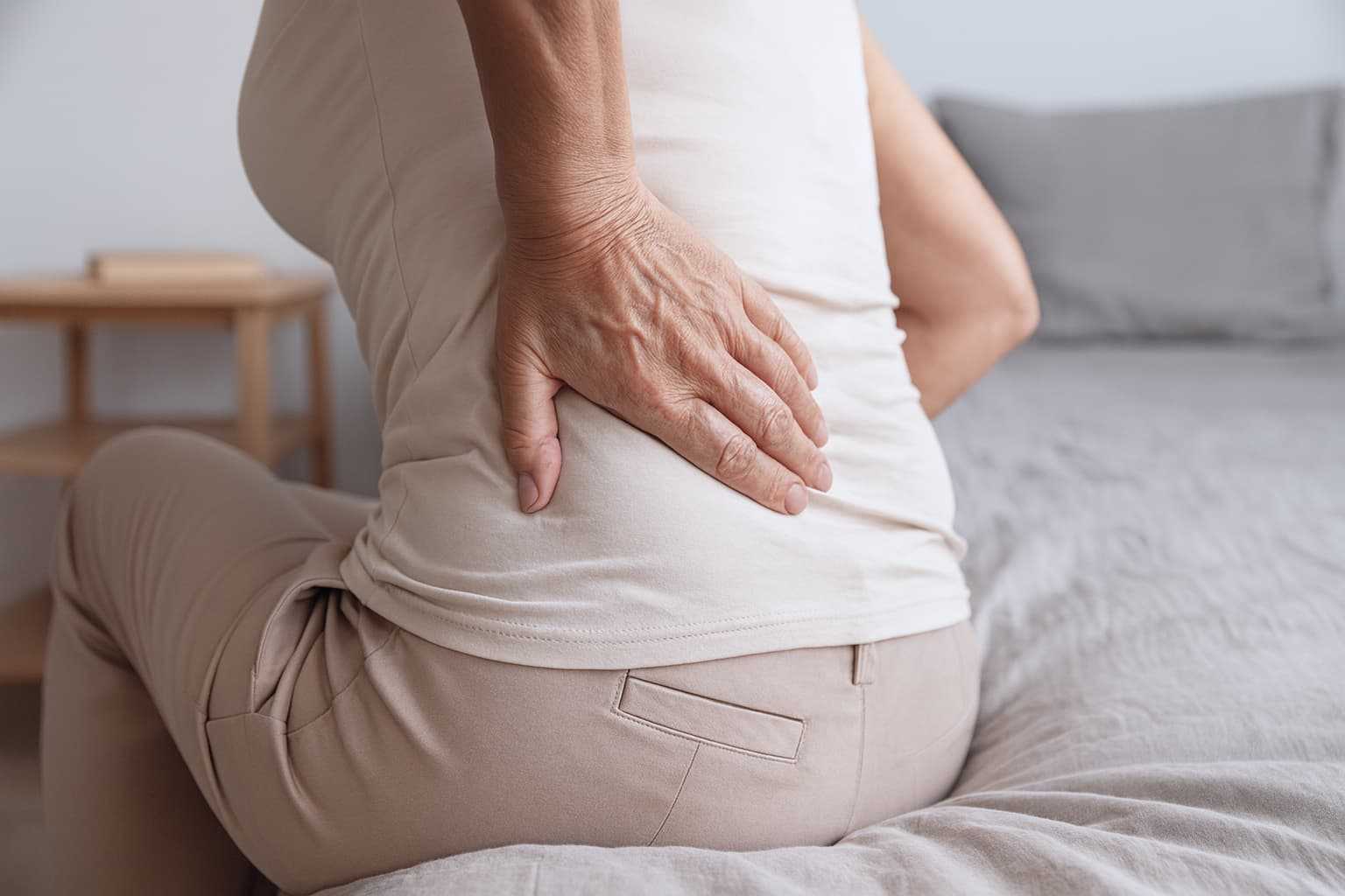 Kvinna med smärta i sidan på grund av njurbäckeninflammation – typiskt symtom vid infektion i njurarna. Bild för artikel om njurbäckeninflammation, symtom och behandling hos Doktera.