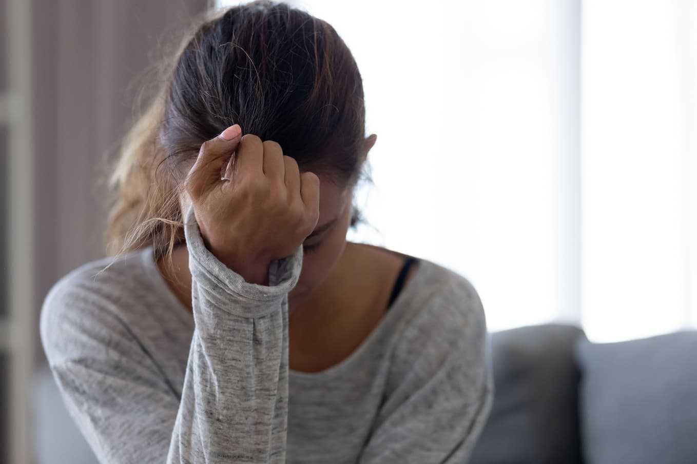 Kvinna med PMS eller PMDS som upplever humörsvängningar och nedstämdhet – symtom och behandling hos Doktera.